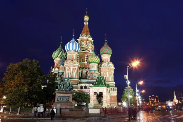 Ночной вид на Покровский собор Василий на Красной площади — стоковое фото