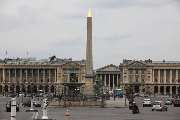 Citoyen et touriste aux Fontaines et Obélisque, Place de la Concorde — Photo