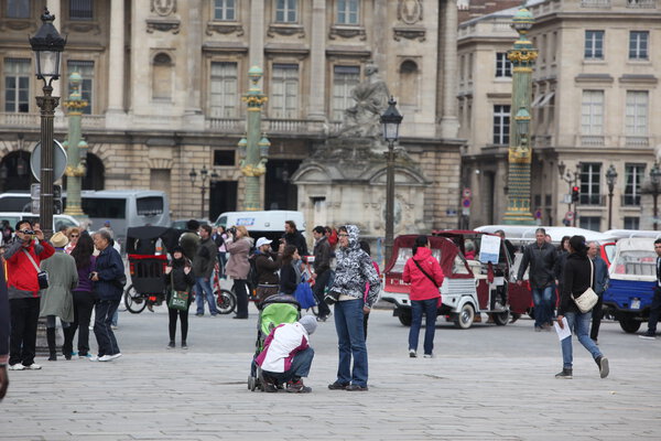 Citizen and tourist at Place de la Concorde