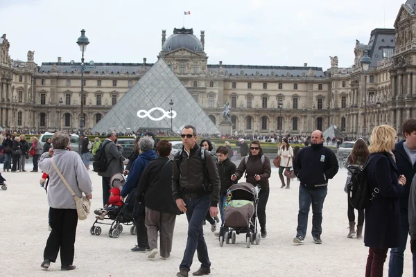 Les gens vont au célèbre musée du Louvre — Photo