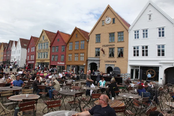 Les touristes et les habitants se promènent le long du site du patrimoine mondial de l'UNESCO, Bryggen — Photo