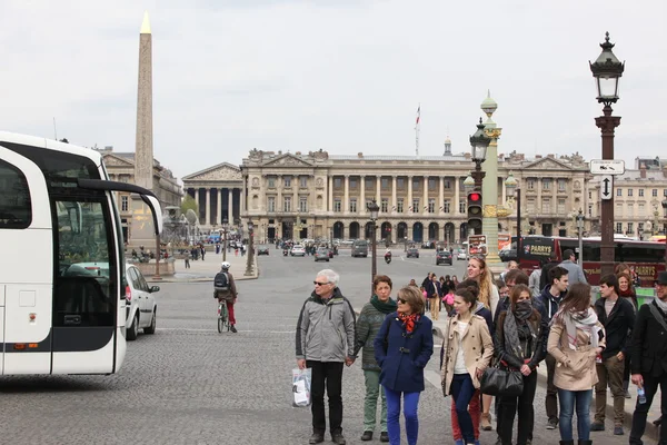 Citizen and tourist at Fountains and Obelisk, Place de la Concorde — Stock Photo, Image