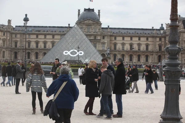 Menschen gehen ins berühmte Louvre-Museum — Stockfoto