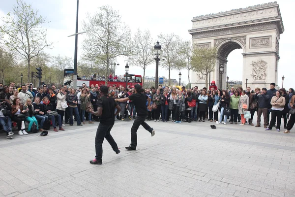 B-boy facendo alcune mosse breakdance di fronte a una folla di strada — Foto Stock