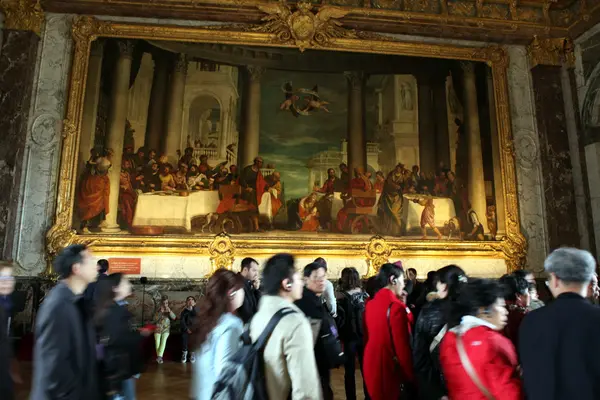 Visiteurs en file d'attente pour Versailles Palace — Photo