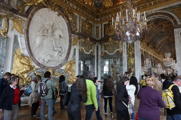 Besökare på kö för versailles palace — Stockfoto