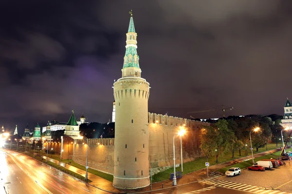 Kremlin van de toren van Moskou van de Beklemisjev (Moskvoretskaya) op het Rode plein — Stockfoto