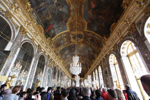 Visitantes en espera para el palacio de Versalles —  Fotos de Stock
