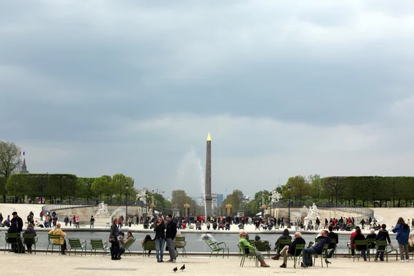 Luxor Obelisk and triumphal arch from Tuileries Garden — Stock Photo, Image