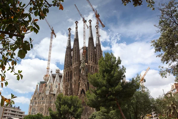 La sagrada familia - gaudi által tervezett lenyűgöző katedrális — Stock Fotó