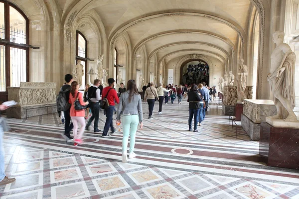 Paříž - 3. května: Návštěvníci v muzeu Louvre — Stock fotografie