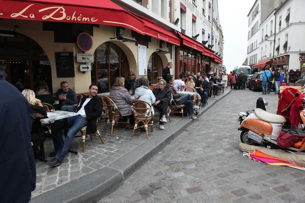 典型的巴黎咖啡馆的视图 — 图库照片
