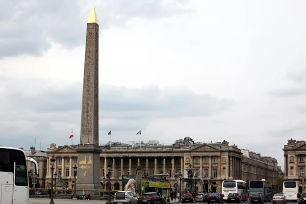 Medborgare och turister på fontäner och Obelisken, förlägger de la concorde — Stockfoto