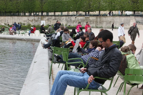 Yerel ve turizm ünlü tuileries bahçesinde — Stok fotoğraf