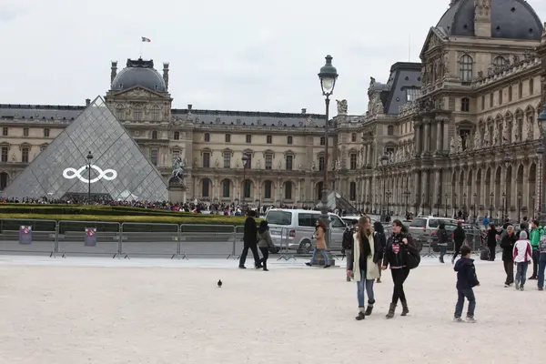 People go to famous Louvre museum — Stock Photo, Image