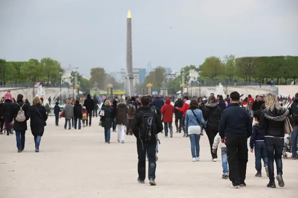 Luxor Obelisk and triumphal arch from Tuileries Garden — Stock Photo, Image