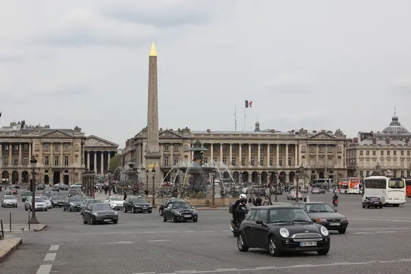 Cidadão e turista em Fontes e Obelisco, Place de la Concorde — Fotografia de Stock