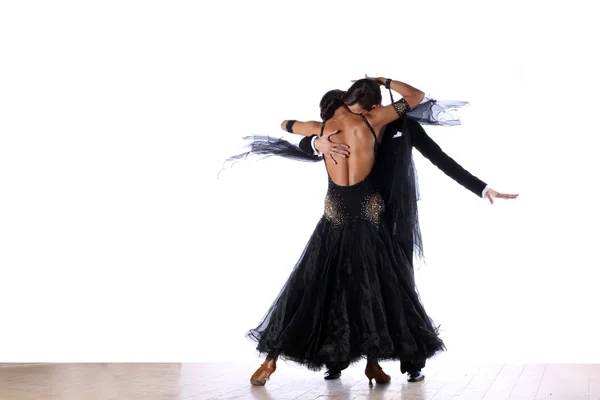 Bailarines latinos en salón aislados en blanco — Foto de Stock