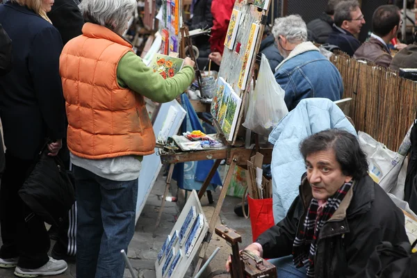 Pintor público y comprador en la colina de Montmartre — Foto de Stock
