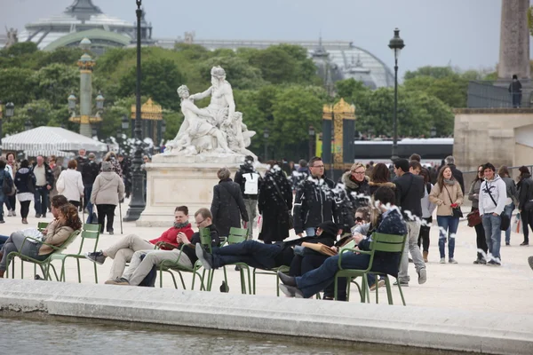 Luxor Obelisk and triumphal arch from Tuileries Garden — Stock Photo, Image