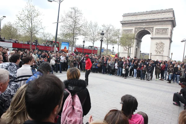 B-boy bazı breakdance yaparken, önünde bir sokak kalabalık taşır — Stok fotoğraf