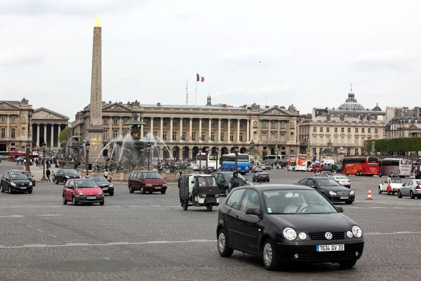 Innbygger og turist ved fontener og obelisk, Place de la Concorde – stockfoto
