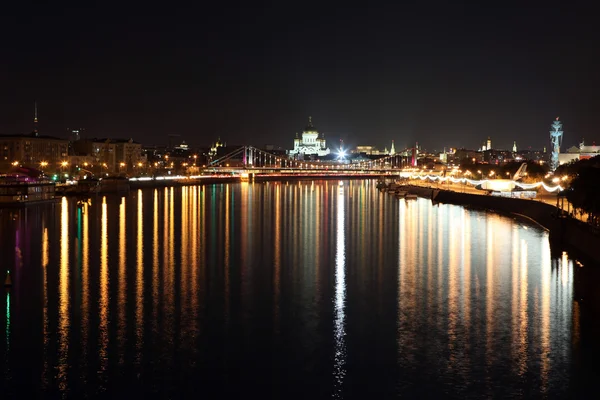 Pont Krymsky (ou pont de Crimée) à travers la rivière Moskva — Photo