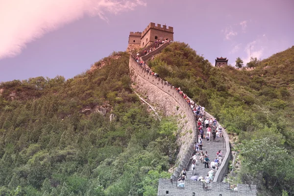 Návštěvníci chodí na velké čínské zdi na velké čínské zdi — Stock fotografie