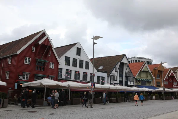 Les touristes et les habitants se promènent le long du site du patrimoine mondial de l'UNESCO, Bryggen — Photo