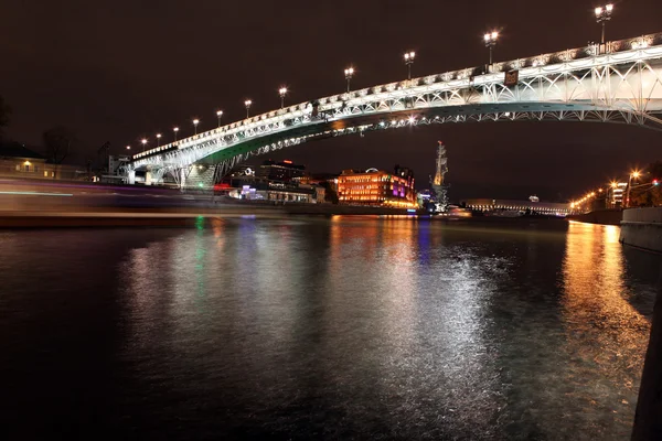 Güzel bir gece görünümü Moskova Nehri ile Patrik Köprüsü — Stok fotoğraf