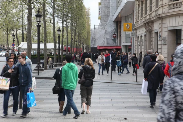 Local and tourisrs on the Avenue des Champs-elysees — Stock Photo, Image
