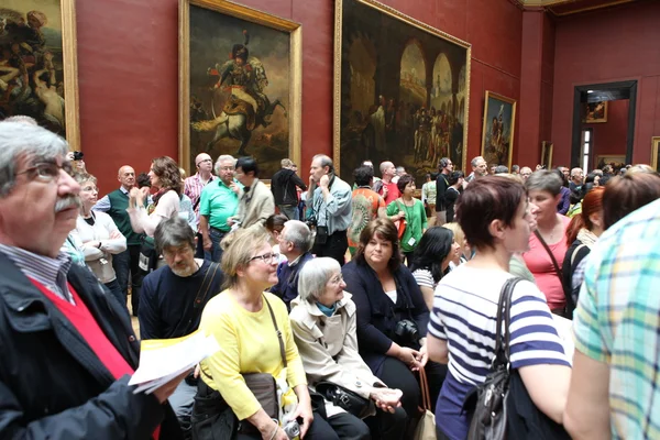 PARÍS - 3 DE MAYO: Visitantes del Museo del Louvre —  Fotos de Stock