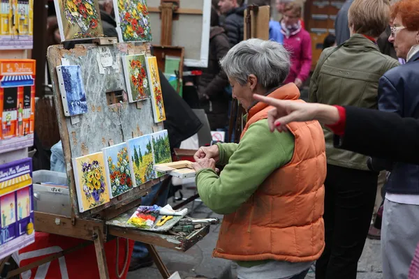 Pintor público e comprador em Montmartre Hill — Fotografia de Stock