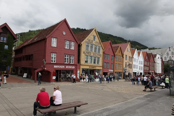 Toeristen en locals wandel langs de unesco world heritage site, bryggen — Stockfoto