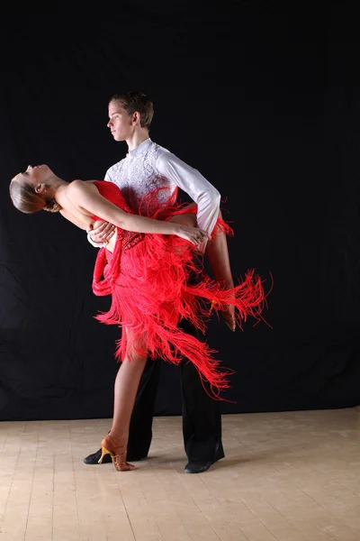 Dansare i balsal mot svart bakgrund — Stockfoto