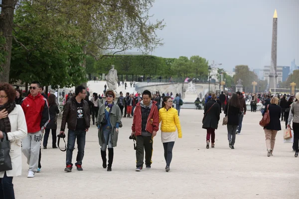 Luxor Obelisk and triumphal arch from Tuileries Garden — Stock Photo, Image