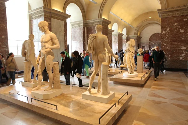 Louvre Müzesi'nde ziyaretçi — Stok fotoğraf
