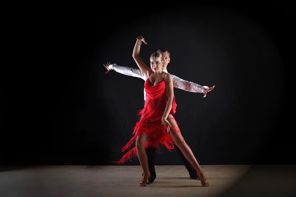 Latino χορευτές στην αίθουσα χορού που απομονώνονται σε μαύρο — Φωτογραφία Αρχείου