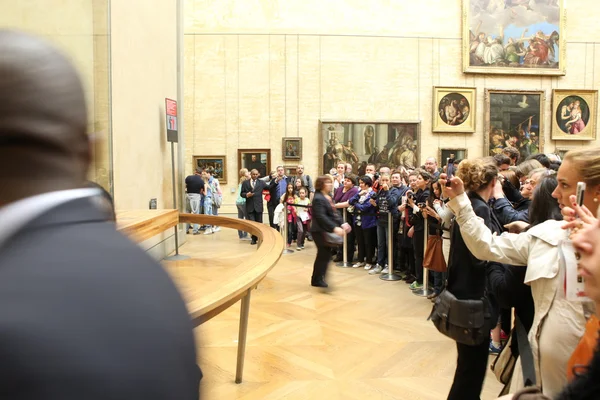 Los visitantes toman una foto de la "Mona Lisa" de Leonardo DaVinci " — Foto de Stock