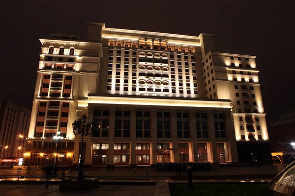 Vue de nuit de la façade orientale de l'ancien Hôtel Moskva depuis la place du Manège — Photo