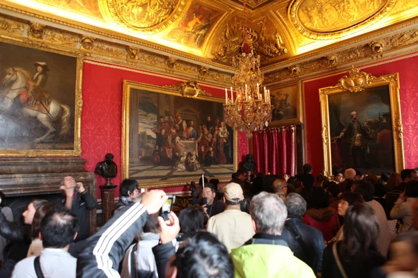 PARIS 28 AVRIL. Visiteurs en file d'attente pour Versailles Palace — Photo
