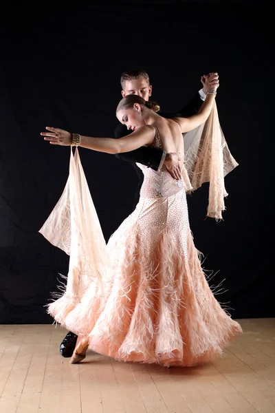 Dançarinos latinos em salão de baile isolado em preto — Fotografia de Stock