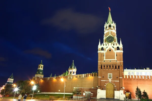 Spasski, Zarskaja und Nabatnaja Türme des Moskauer Kreml auf dem Roten Platz — Stockfoto