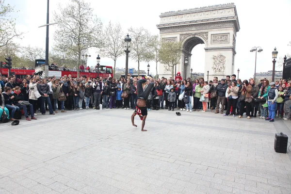 B-boy gör vissa breakdance flyttar framför en gatan skara — Stockfoto