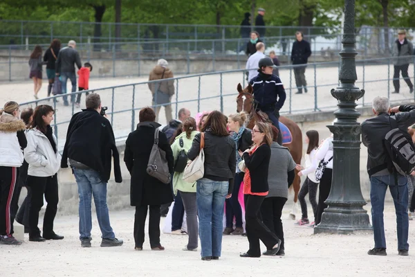 Einheimische und Touristen im berühmten Tuileriengarten — Stockfoto