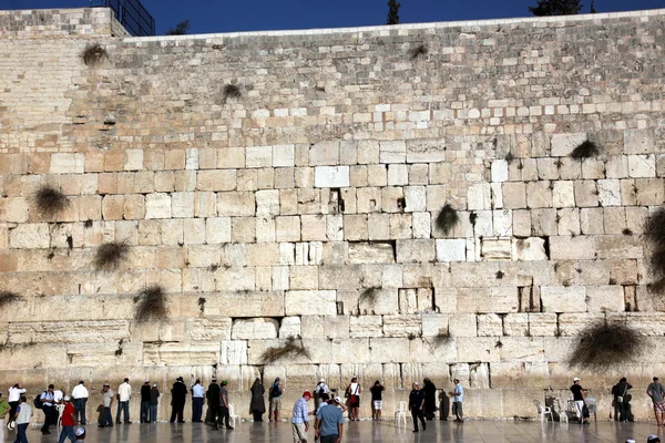 Pessoas no Muro das Lamentações onde os adoradores judeus rezam — Fotografia de Stock