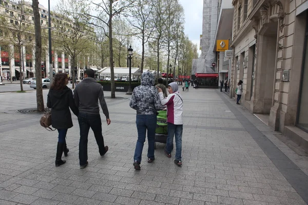Locaux et touristes sur l'avenue des Champs-Élysées — Photo