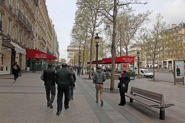 Lokala och tourisrs på avenue des champs-Elysées — Stockfoto