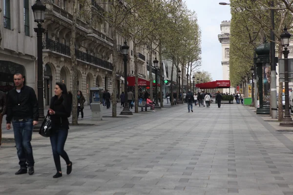 Locales y turistas en la Avenue des Champs-elysees —  Fotos de Stock