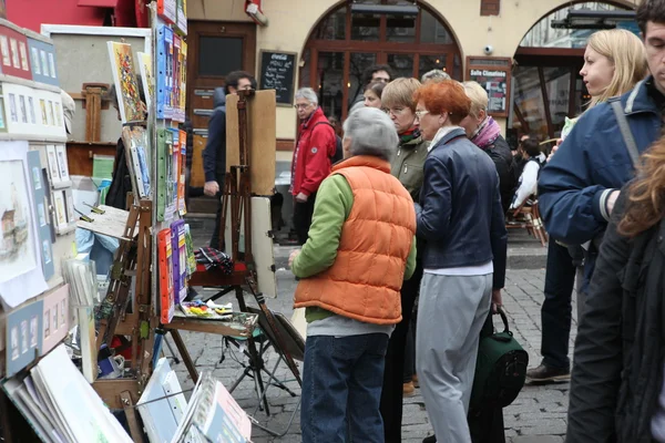 Veřejné malíř a kupující na kopci montmartre — Stock fotografie